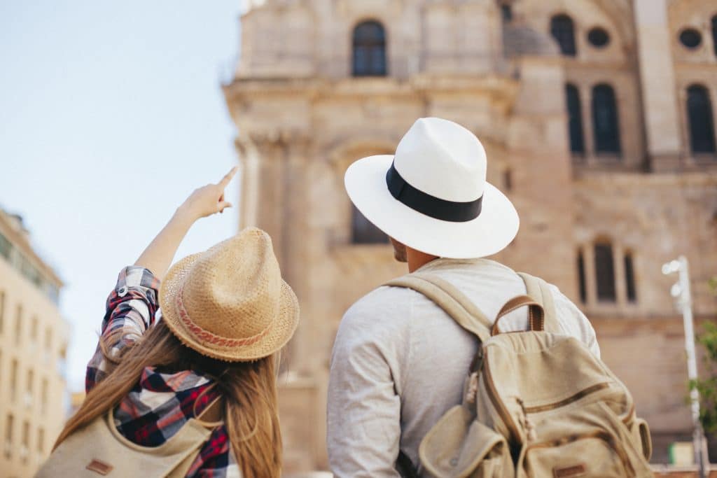 Pareja de Turistas Viajando por su Cuenta