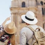 Pareja de Turistas Viajando por su Cuenta