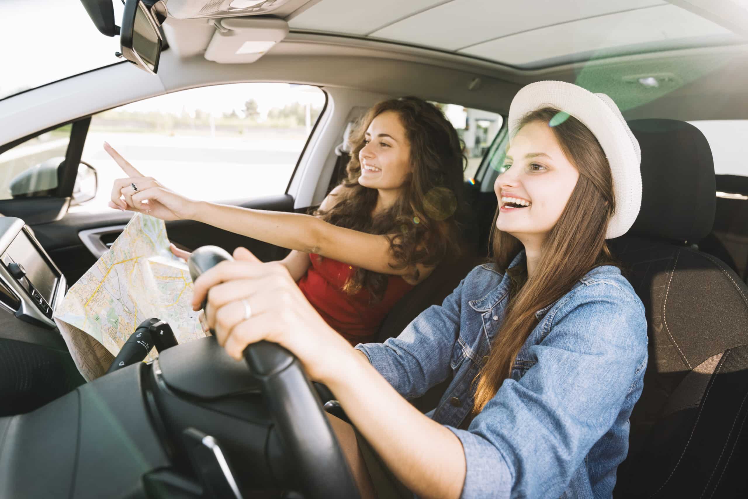 Dos Muchachas Manejando un Auto Rentado en sus Vacaciones